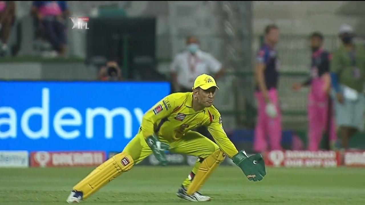 Dhoni's one-handed wonder catch