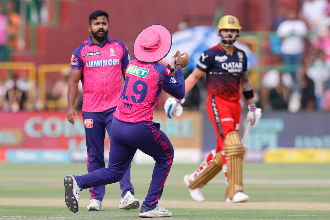 DECEPTION! Asif outfoxes Kohli with a lovely knuckle ball background