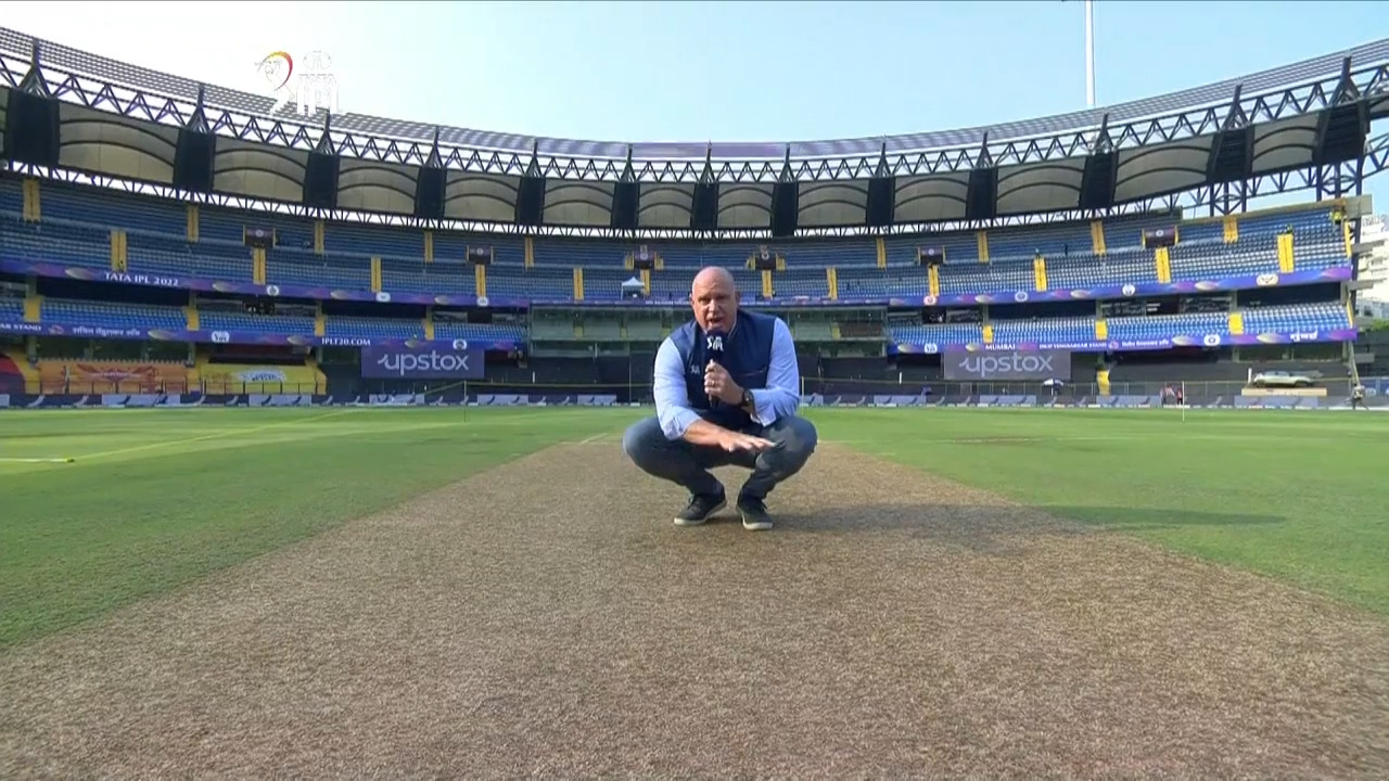 M13: RR vs RCB – Pitch Report