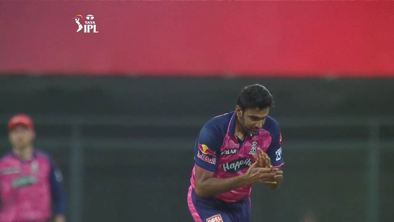 M34: DC vs RR – Fall of Wickets background