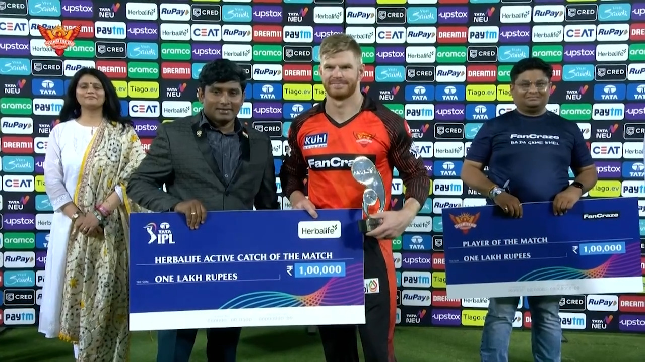 M65: SRH vs RCB – Herbalife Active Catch of the Match – Glenn Phillips background