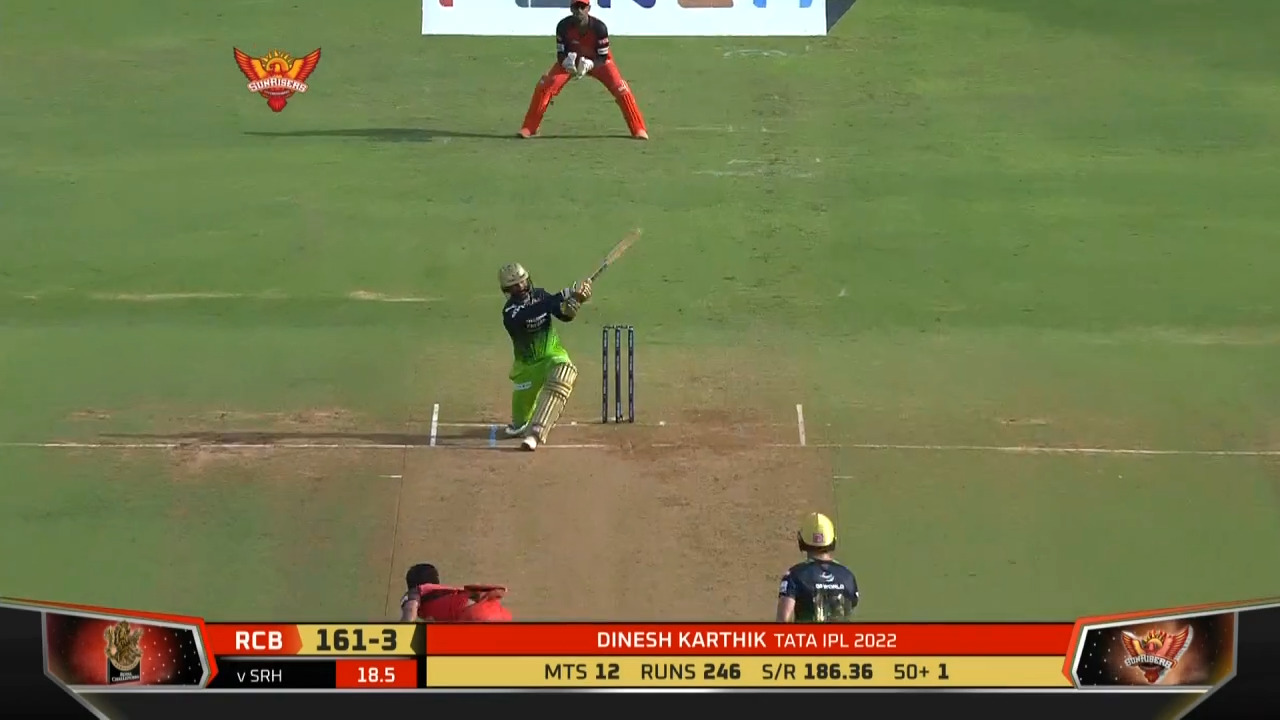M54: SRH vs RCB – Dinesh Karthik Six