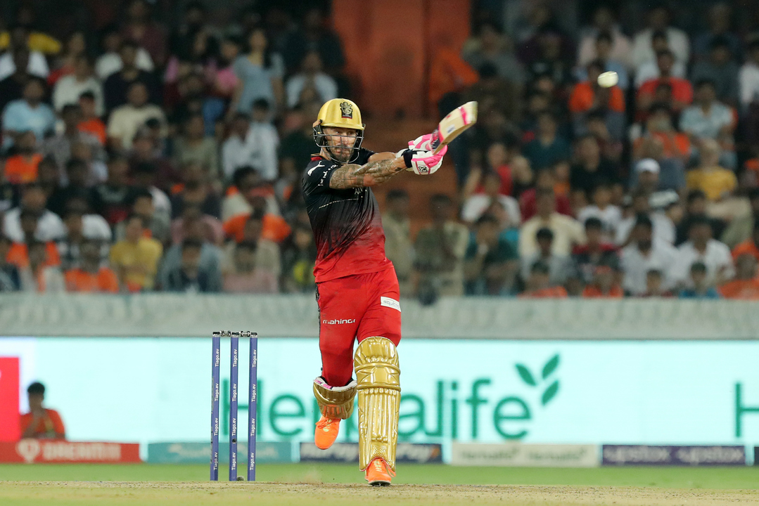 6,4: Clinical Faf takes on Bhuvi with ease