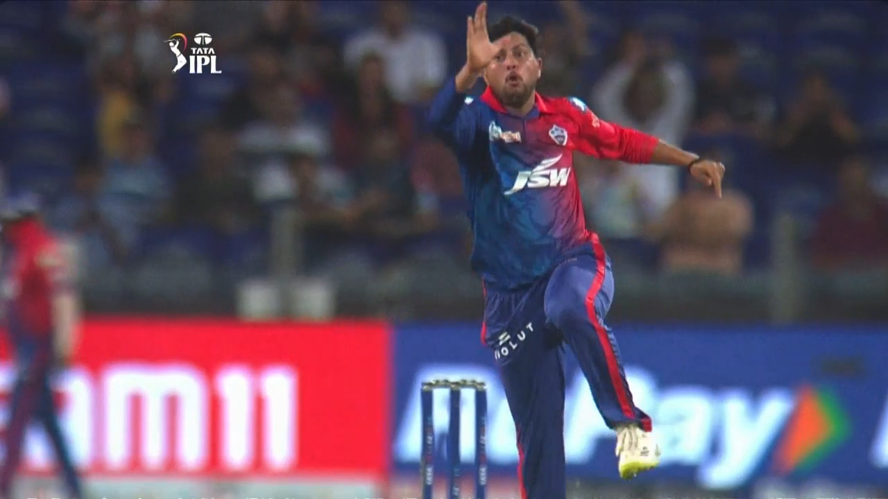 M10: GT vs DC – Fall of Wickets background