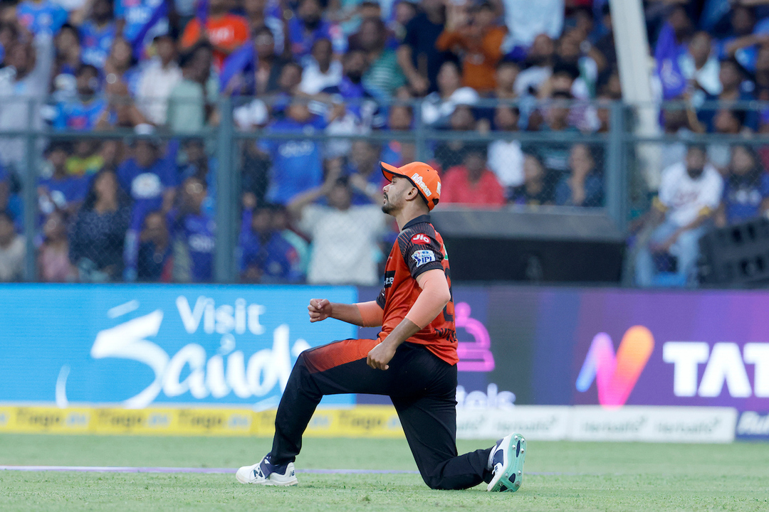 BLINDER: Nitish Reddy takes a stupendous flying catch background