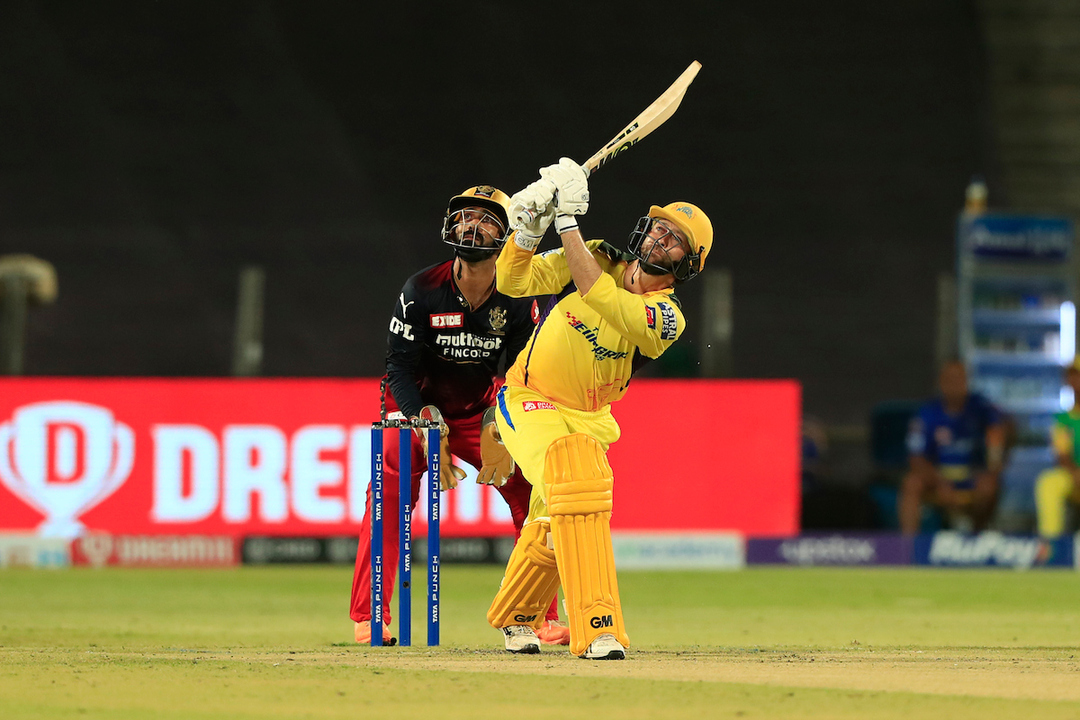6x2 - Conway & Ruturaj smash two sixes against Hasaranga background