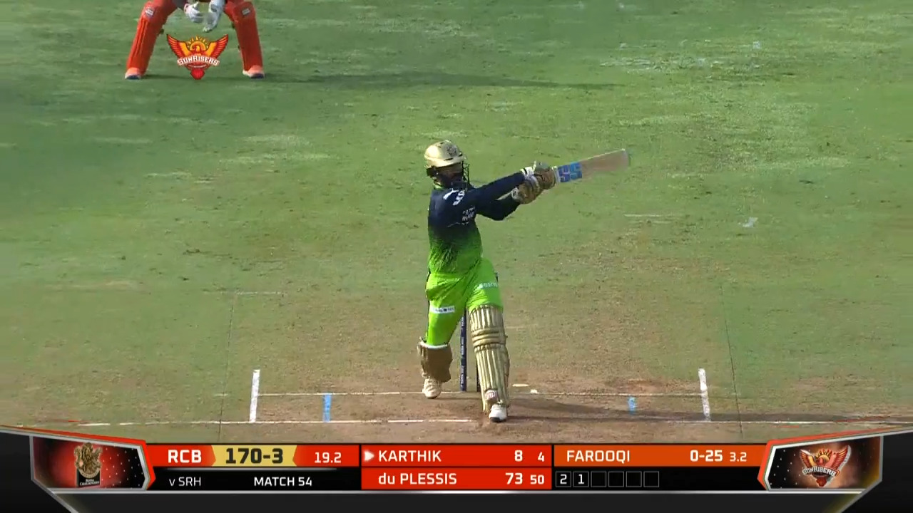 M54: SRH vs RCB – Dinesh Karthik Six