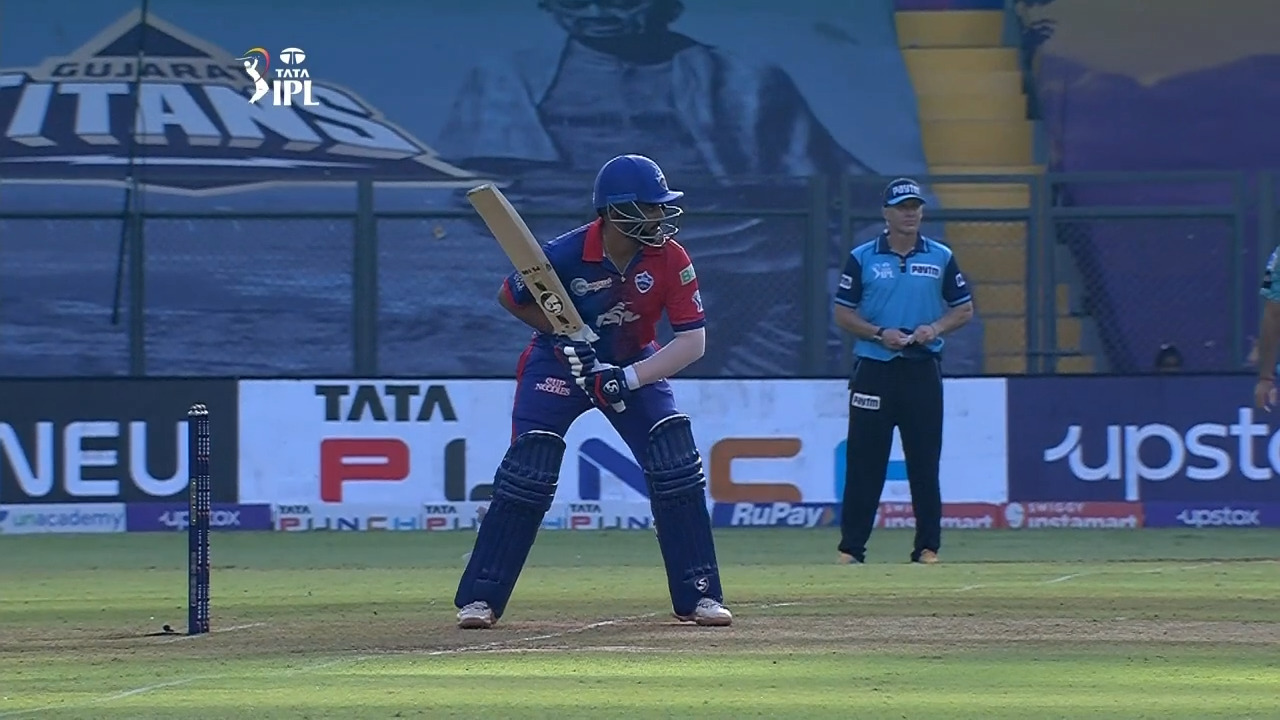 4+W - Chameera's comeback to Shaw