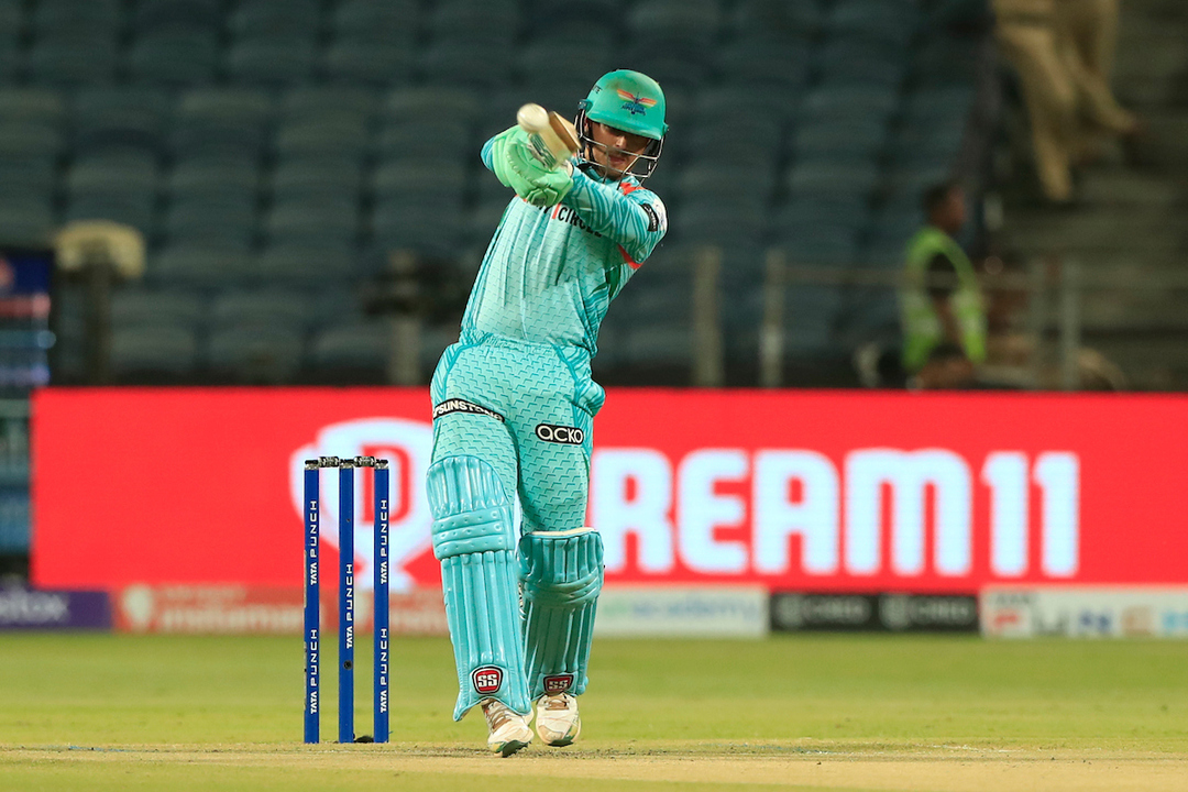 Quinton de Kock's stroke-filled opening act of 50 (29) background