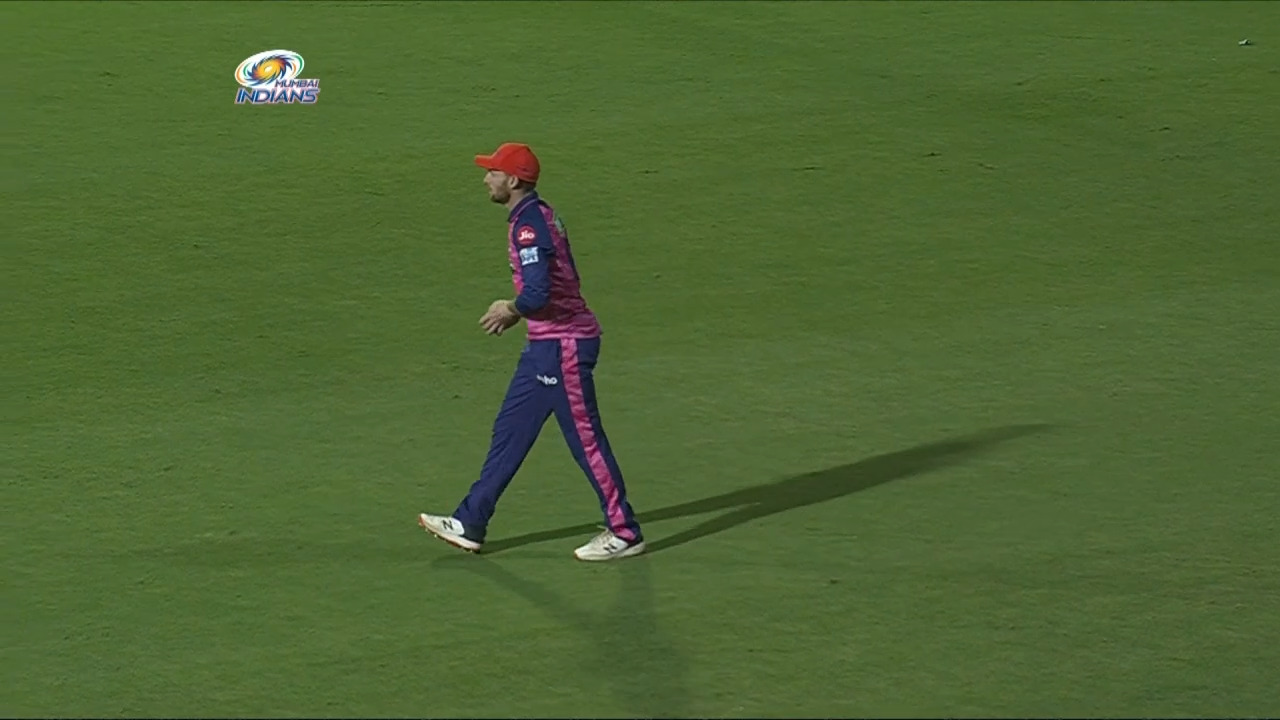 M09: MI vs RR – Kieron Pollard Wicket background