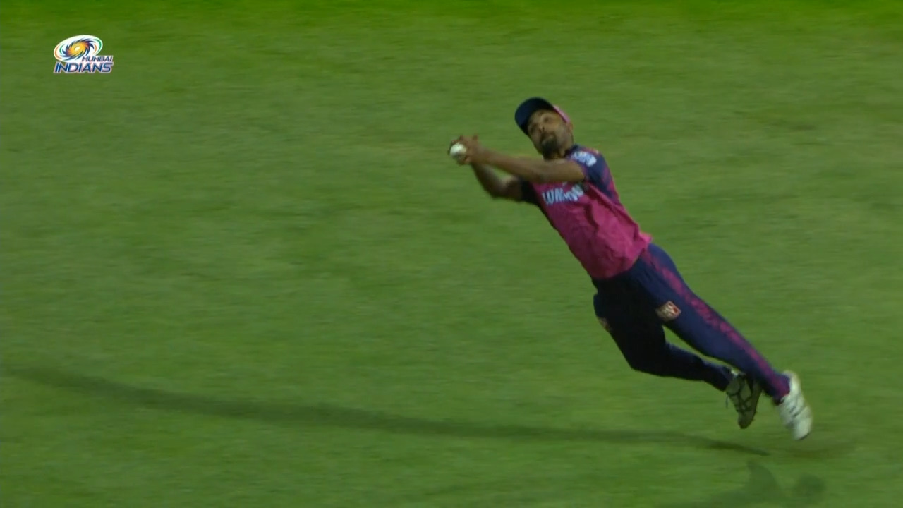 BLINDER! Sandeep Sharma pulls off magnificent catch to remove Suryakumar Yadav background