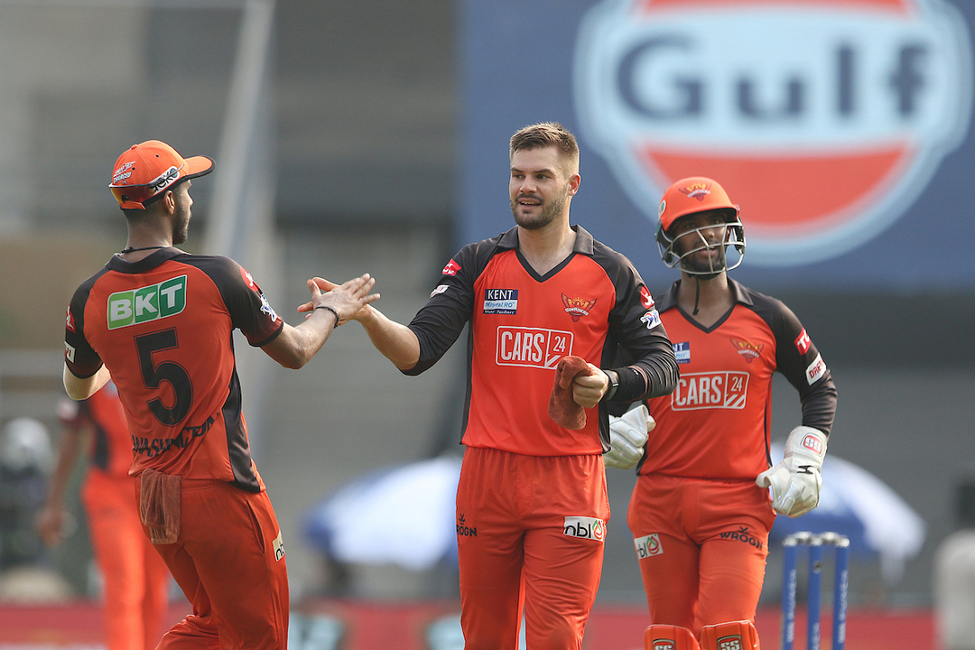 Markram picks Moeen Ali after being hit for a six