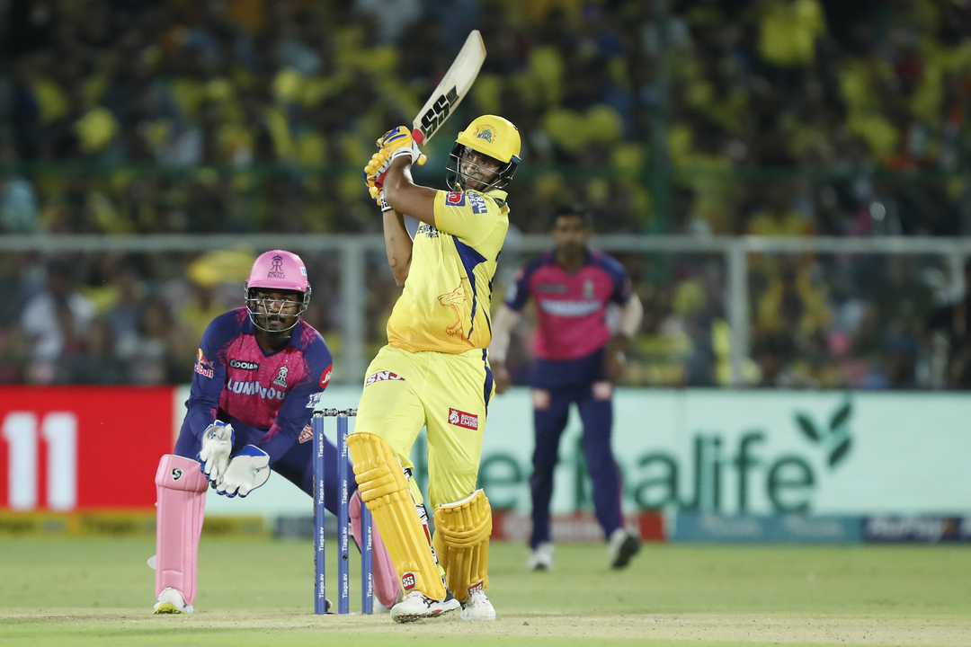 Shivam Dube's fighting 52(33) in the chase background