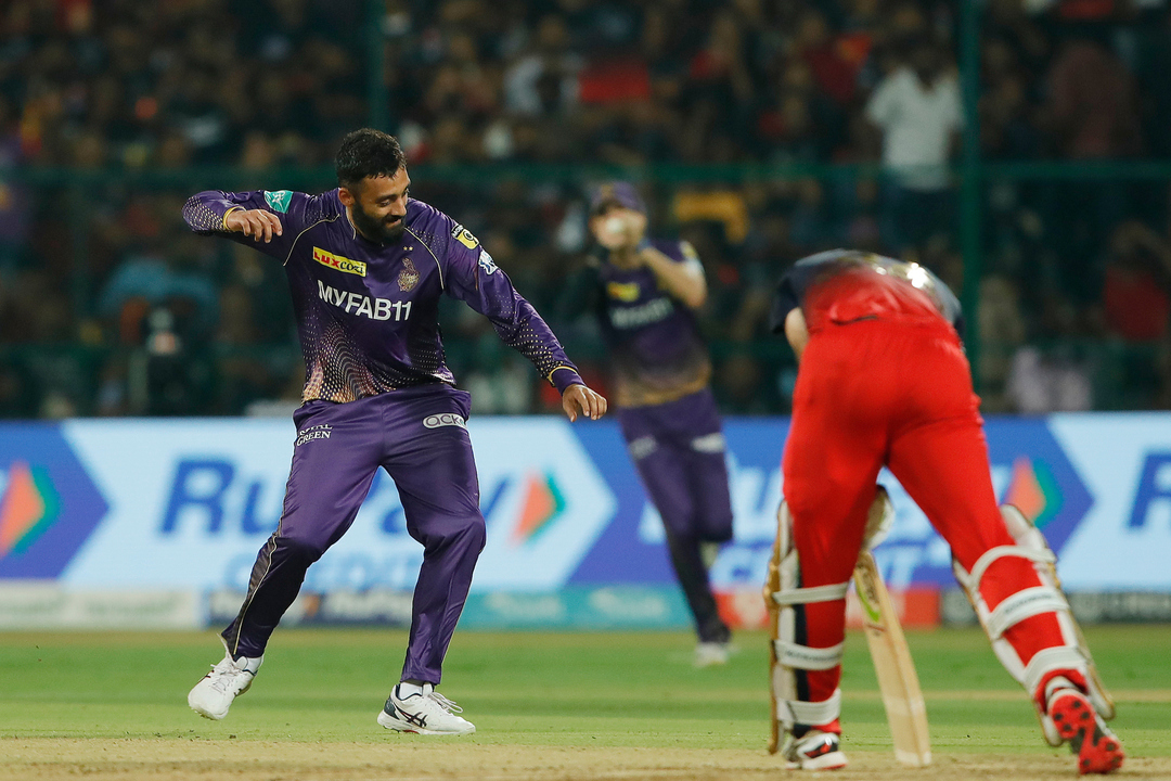 4 & OUT: Chakaravarthy has the last laugh against Maxwell background