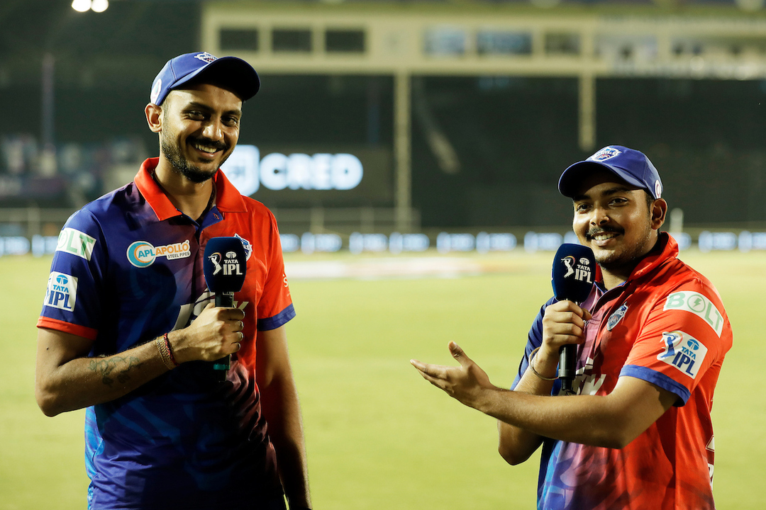 Fun on the mic with Axar and Prithvi background