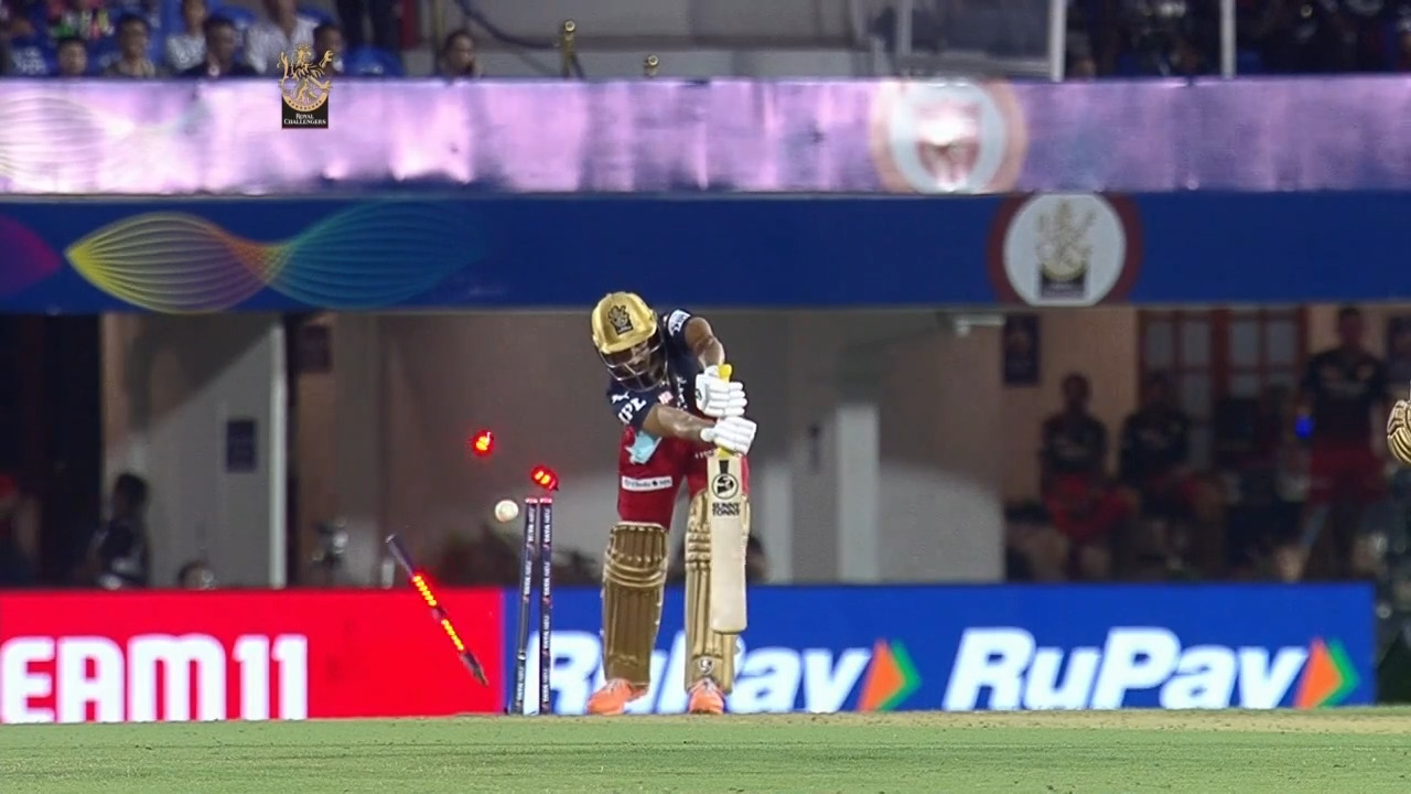 Bowling beauty: T Natarajan's lovely delivery castles Harshal Patel background