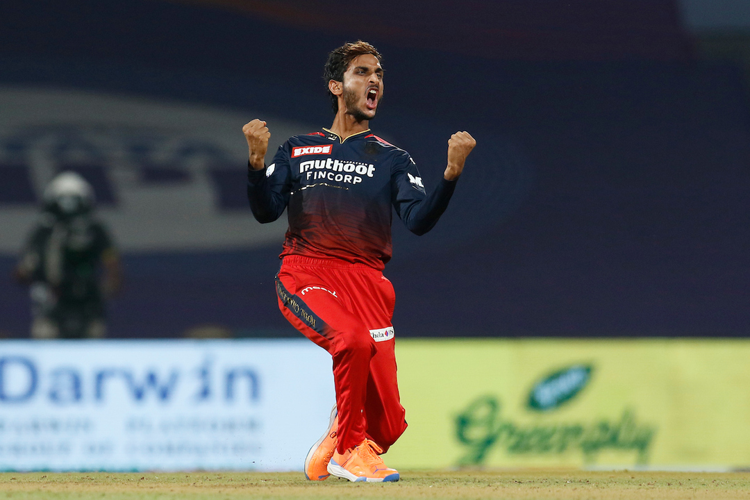 DK rejoices, Shahbaz celebrates, NOT OUT - Comms react on fun moment background