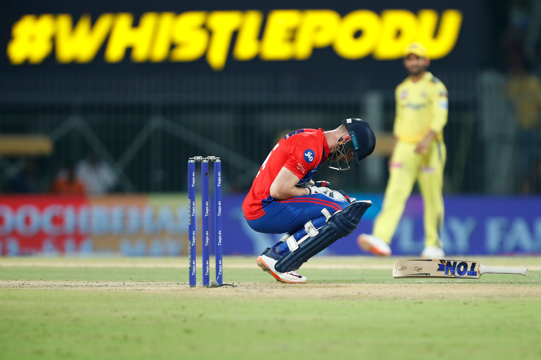 Ouch! Phil Salt gets hit by a Deepak Chahar bouncer background