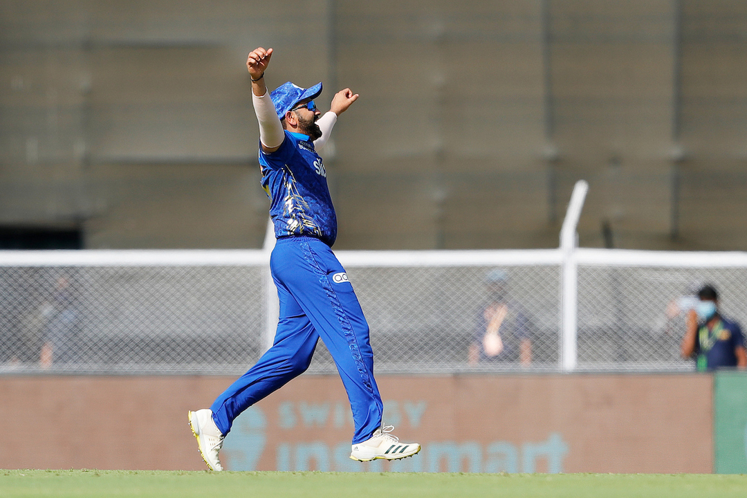 Crowd catch? Funny Rohit regales fans background