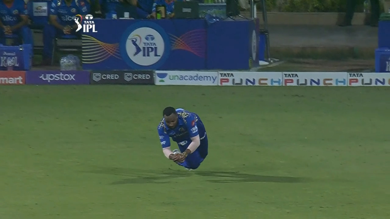 Kieron Pollard's crucial catch to get Rayudu OUT background
