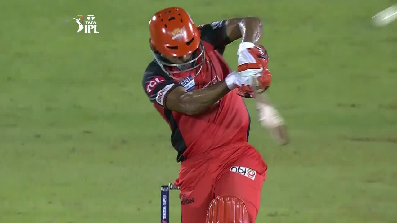 M25: SRH vs KKR – Rahul Tripathi Six