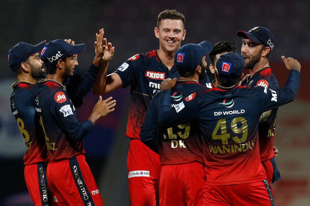 Maxwell's terrific catch at slip gets QDK OUT