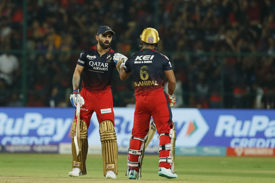 Virat Kohli leads from the front with 54(37) background