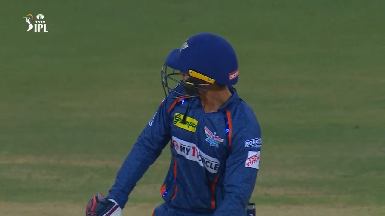 Cracking pick-up six ft. Quinton de Kock
