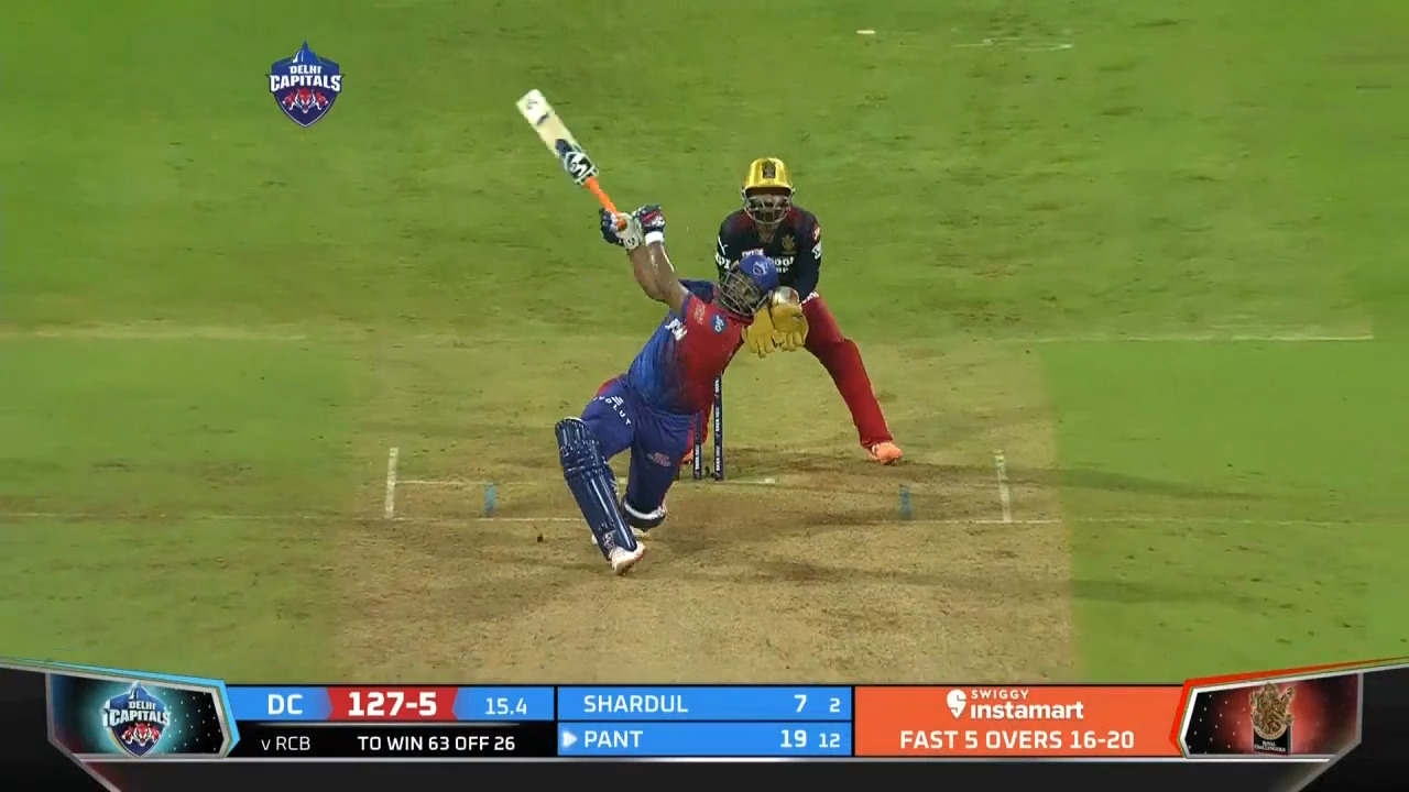 M27: DC vs RCB – Rishabh Pant Six background