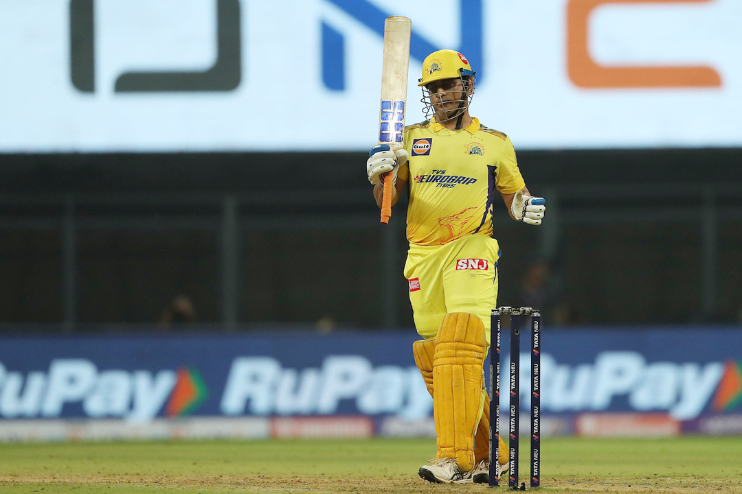 Vintage Dhoni rekindles Wankhede affair background