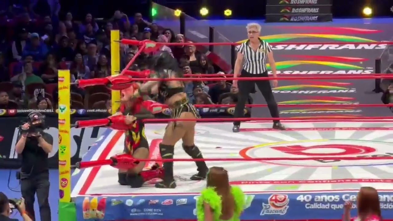 CMLL: Lluvia, Garra Negra y Tabata 🆚 Dark Silueta, Reyna Isis y Valkyria background