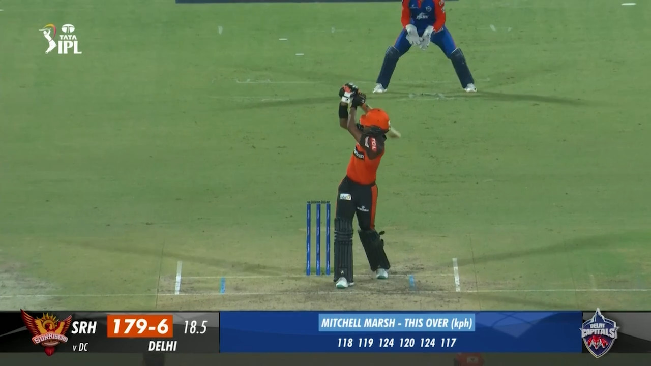 M40: DC vs SRH – Akeal Hosein Six