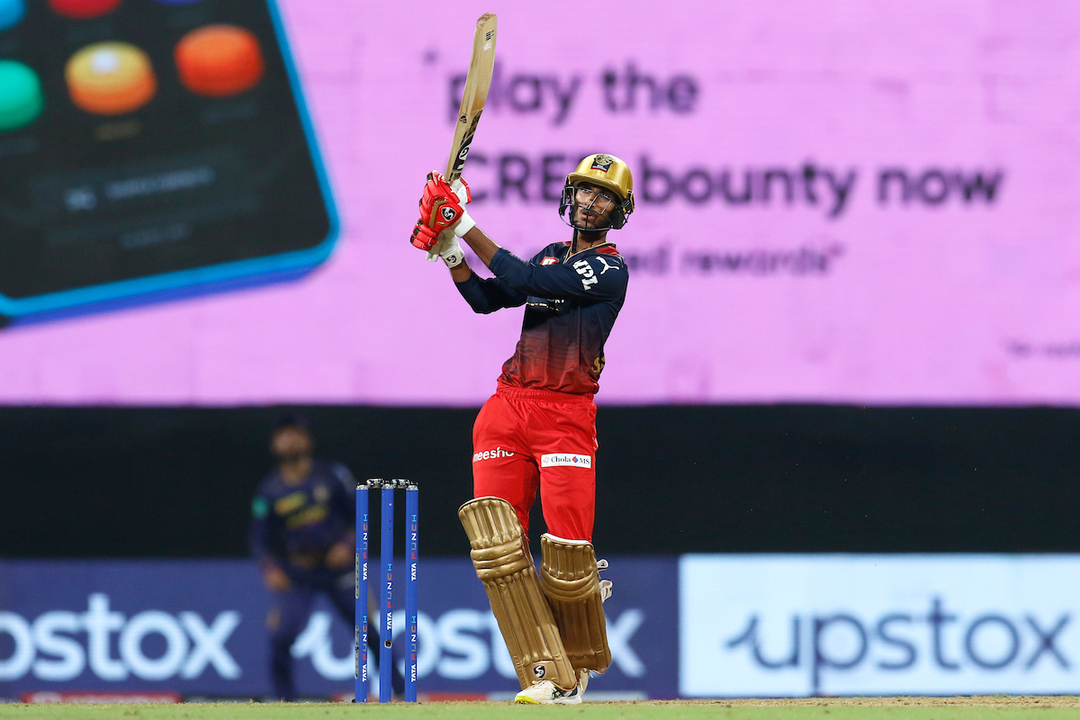 Shahbaz Ahmed clobbers 2 sixes in one Dre Russ over