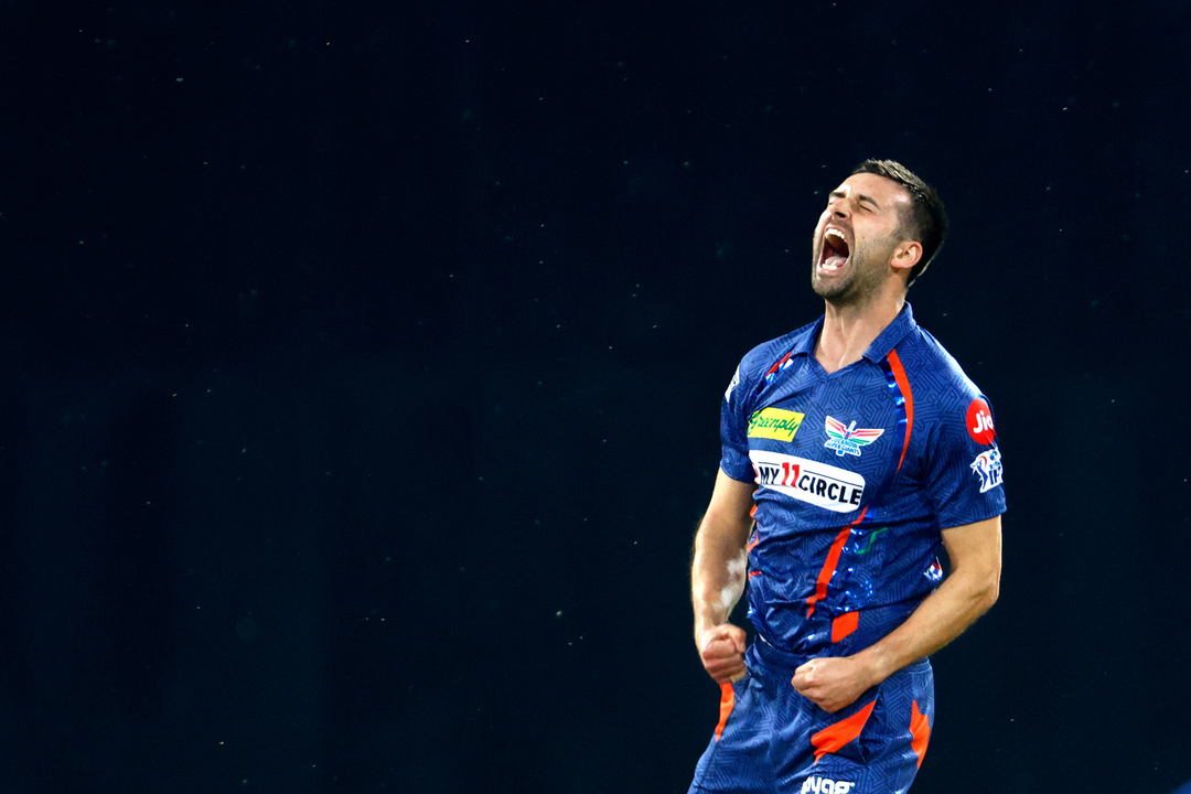 Sounds of TIMBER: Wood cleans up Shaw & Marsh off consecutive balls