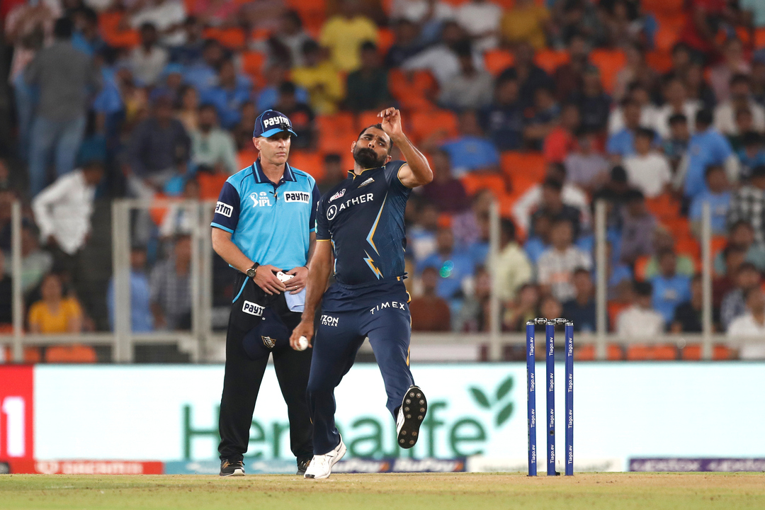 6, W, 4, 6, W: A roller-coaster penultimate over from Shami background