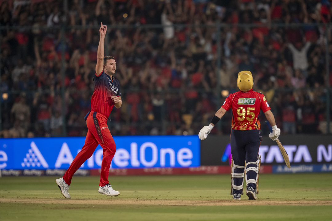 Josh Hazlewood Strikes Twice in an Over to put pressure on PBKS