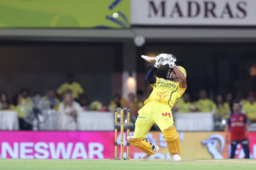 Sarfaraz Khan puts on a show with 32(12) background