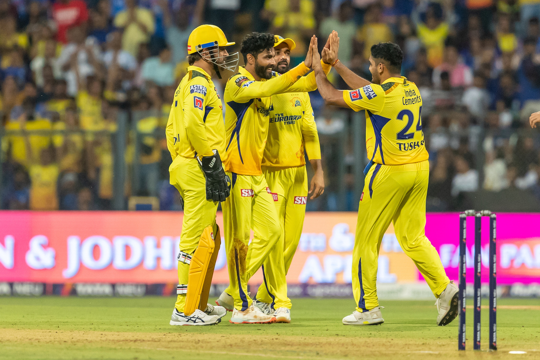 Brilliant reflexes: Jadeja pouches splendid catch to remove Green