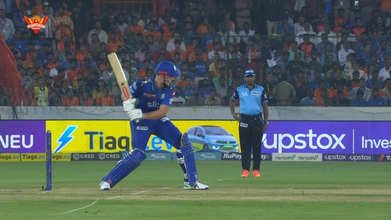 21-run over: Green, Varma up the ante background
