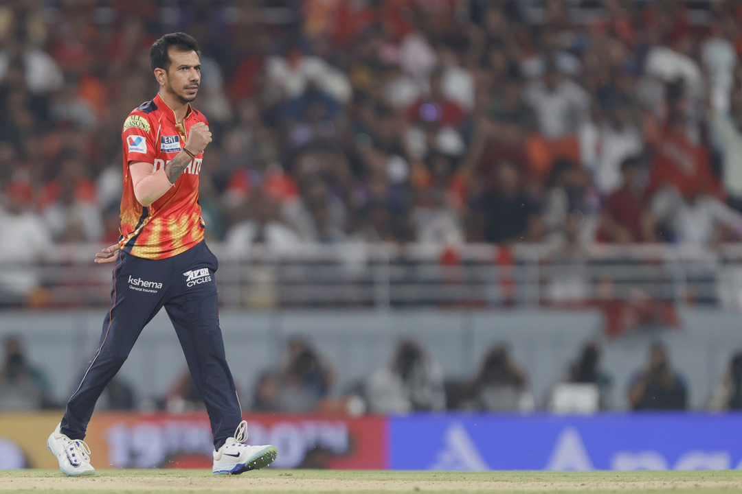 Match-turning over: Chahal on fire, 2 wickets in an over, Test-match type fields - It's all happening background