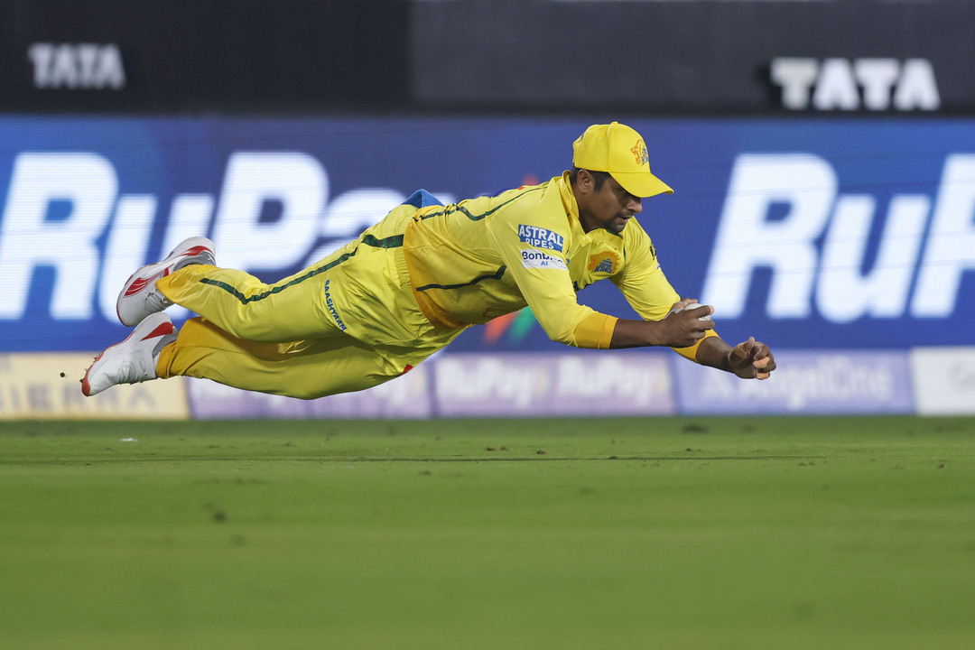 Safe hands! Sarfaraz's brilliant diving grab
