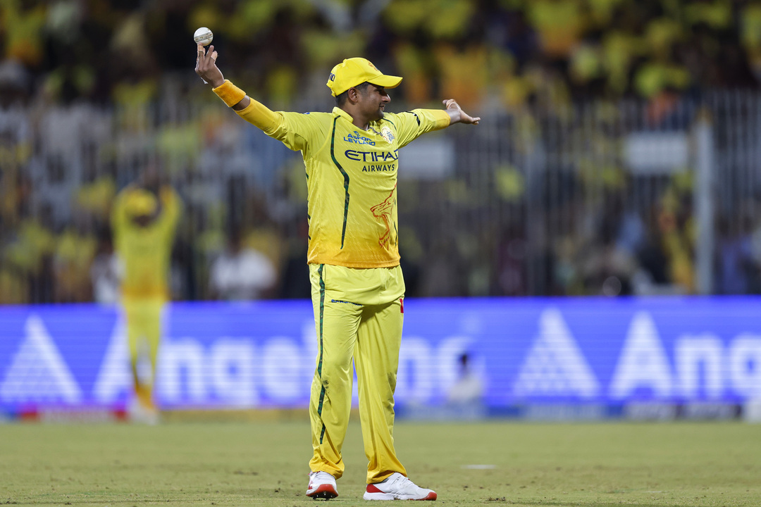 Sarfaraz Khan's fine low-diving catch