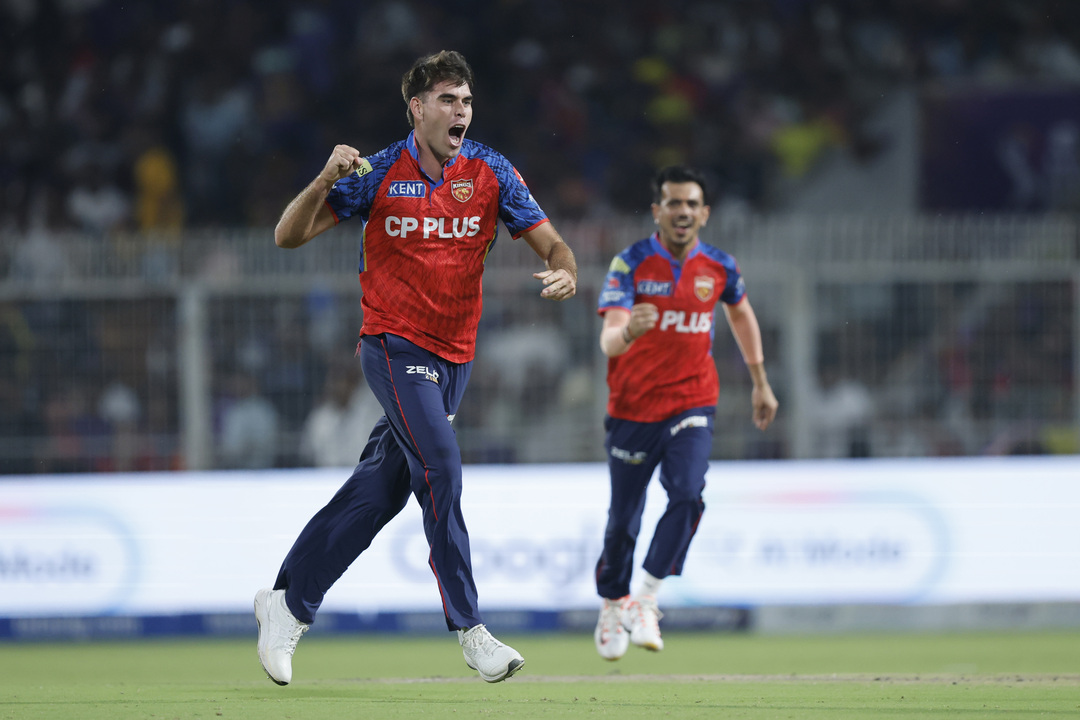 Double Strike! Bartlett’s Hooping Swing Finds Prabhsimran’s Gloves Twice