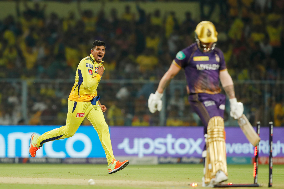 4, 4, OUT: Theekshana's perfect reply to Jason Roy background