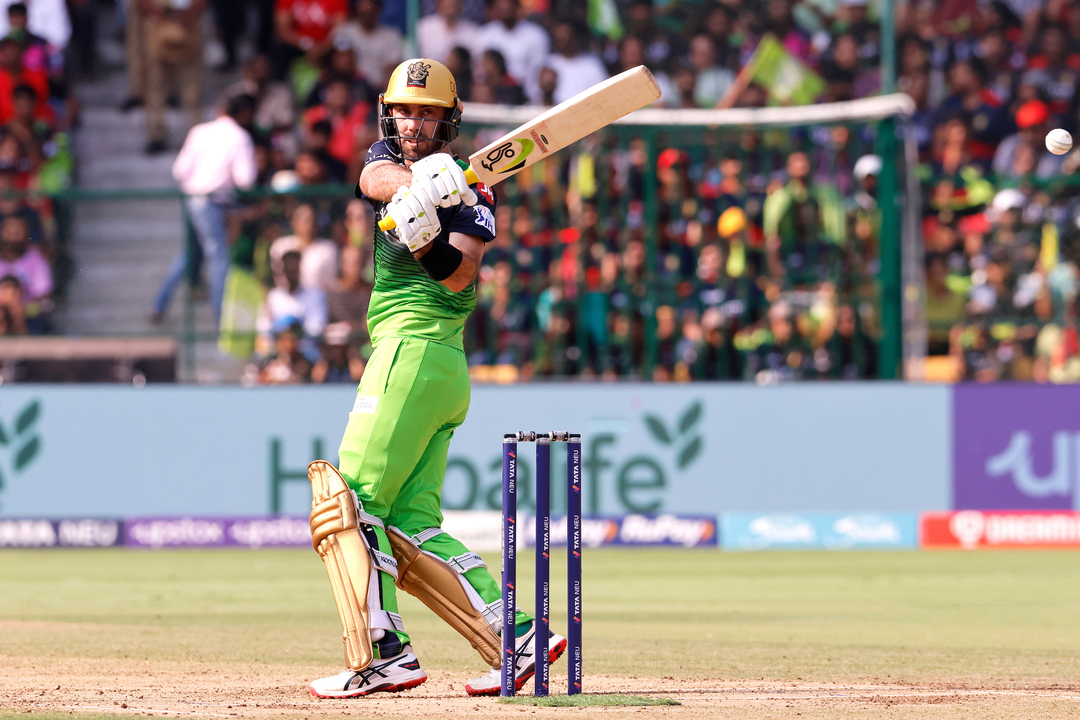 Maxwell wows Chinnaswamy crowd with 77(44)