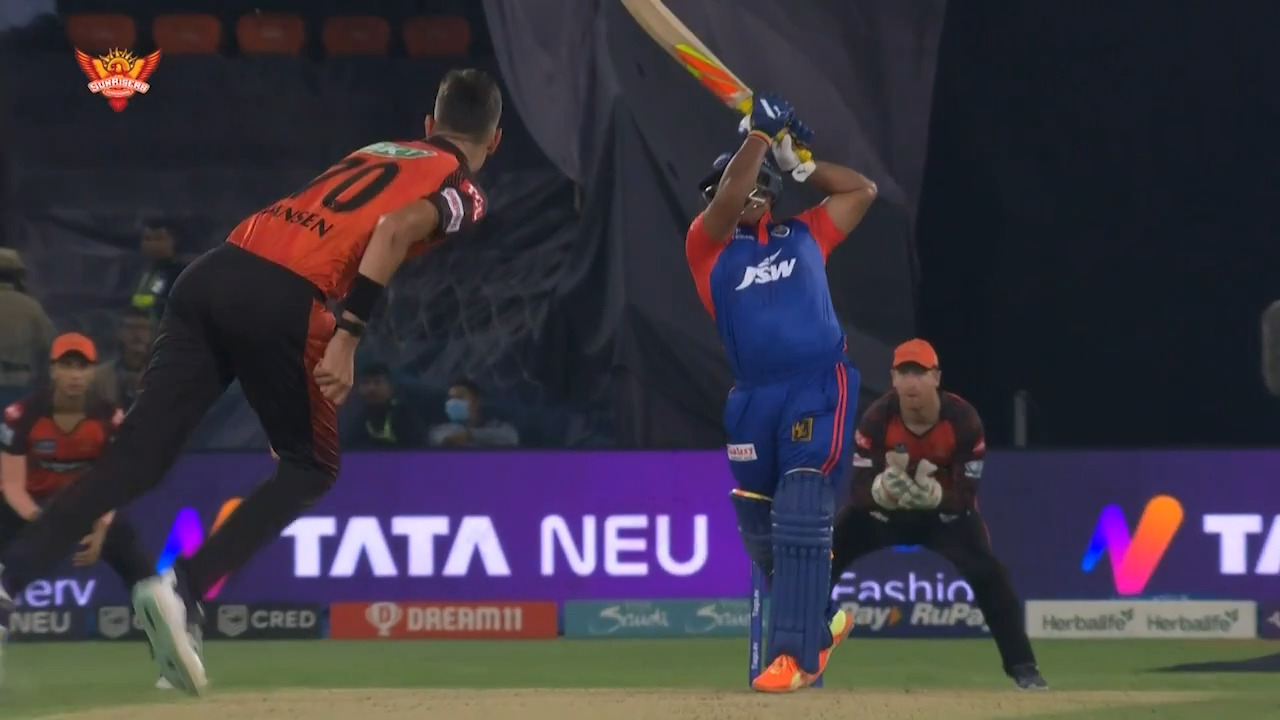 M34: SRH vs DC – Sarfaraz Khan Six background