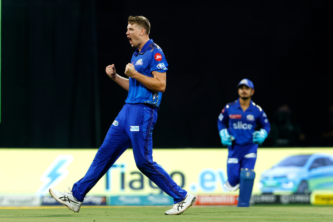 4 & OUT: Green hits back to dismiss Short