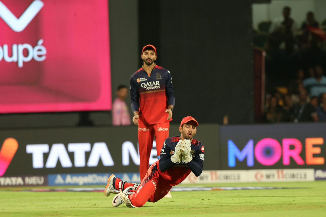In the air...juggle...hold on! Jitesh Sharma's priceless reaction says it all background