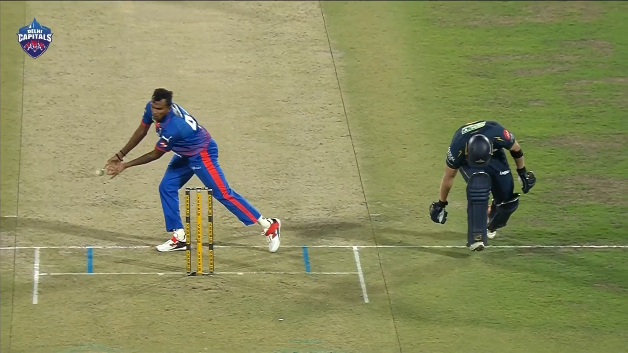 Who needs a bat? Glenn Phillips’ hilarious sprint for survival