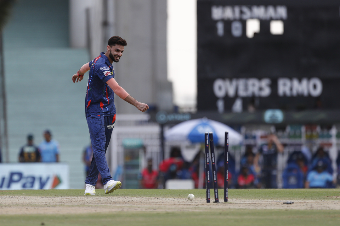 TIMBER: Naveen-ul-Haq cleans up Vijay Shankar